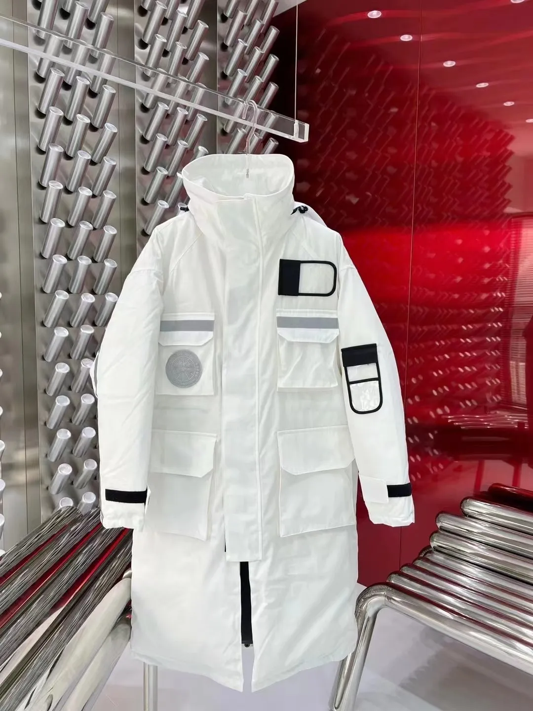 【Authentic level】Special offer Co-branded/𝘾𝘼𝙉𝘼𝘿𝘼 𝙂𝙊𝙊𝙎𝙀 CANADA GOOSE Canada goose juun.j co-branded Resolute parka 8501 model produced by JUUN J co-branded Resolute 3-in-1 parka This coat is the product of our partnership with juun j One of the jointly launched Series, it reinterprets our Classic Resolute parka, integrating fashionable style with outstanding functionality. This three-in-one piece is designed with exaggerated proportions and the down-filled soft shell can not only be worn in combination, but also flexibly worn alone. The coat features oversized Silver Canada Goose discs and co-branded suspenders. Uses Y-shaped Velcro imported from Taiwan (market exclusive) Uses 18-count polyester-cotton blended fabric (Authentic synchronous fabric) imported from South Korea, national standard 80% Guangzhou-inspected white duck down, (zp uses 80% white duck down/everything boasting 90% is fake) Size: xs s m